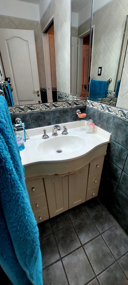 Excepcional triplex 4 ambientes, con patio c/parrilla y entrada de vehiculo