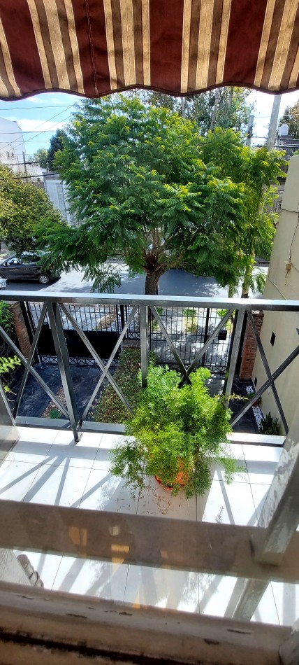 Excepcional triplex 4 ambientes, con patio c/parrilla y entrada de vehiculo