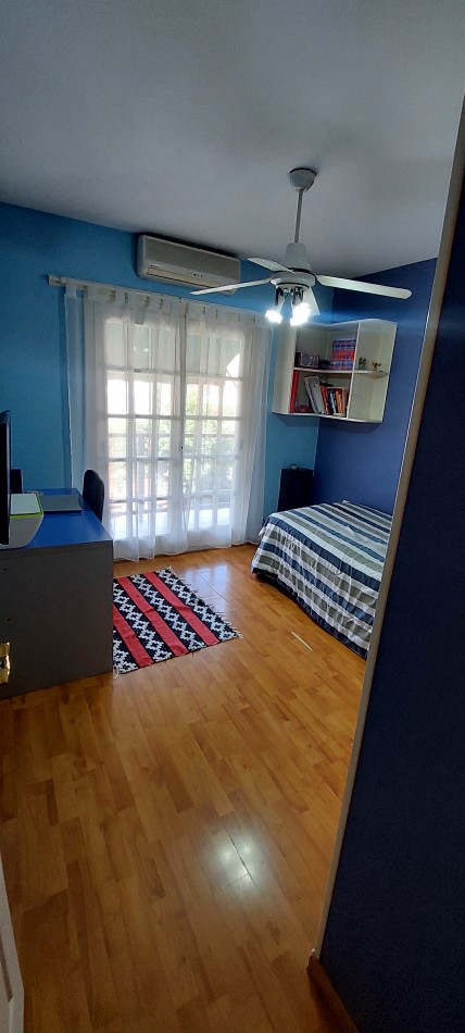 Excepcional triplex 4 ambientes, con patio c/parrilla y entrada de vehiculo