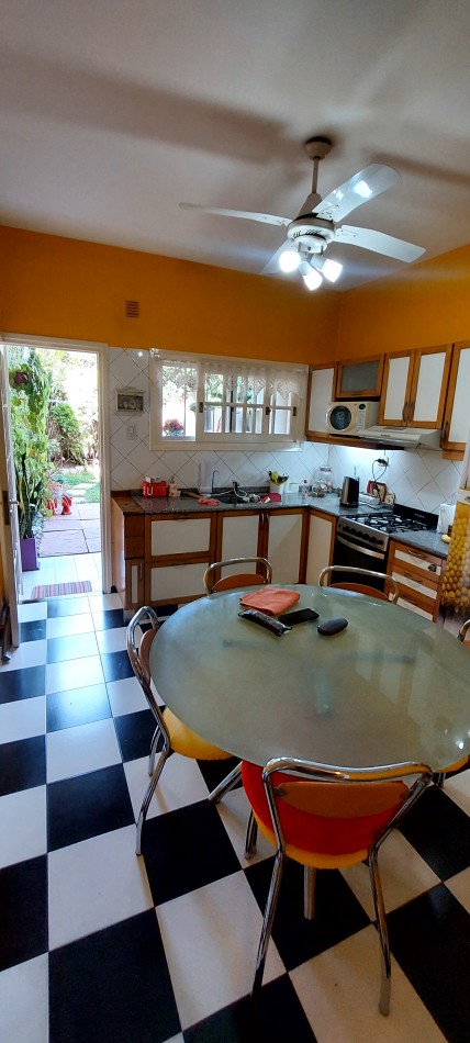 Excepcional triplex 4 ambientes, con patio c/parrilla y entrada de vehiculo