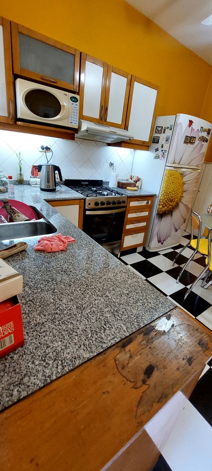Excepcional triplex 4 ambientes, con patio c/parrilla y entrada de vehiculo