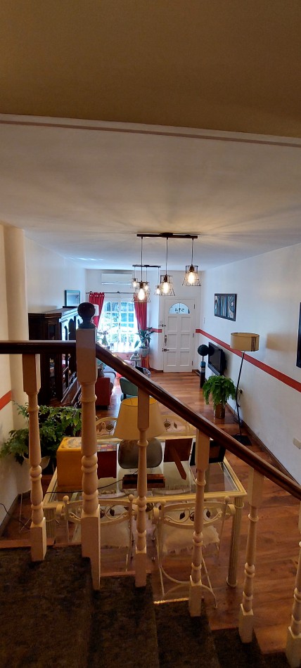 Excepcional triplex 4 ambientes, con patio c/parrilla y entrada de vehiculo