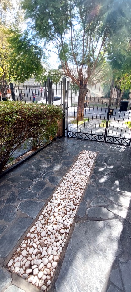 Excepcional triplex 4 ambientes, con patio c/parrilla y entrada de vehiculo