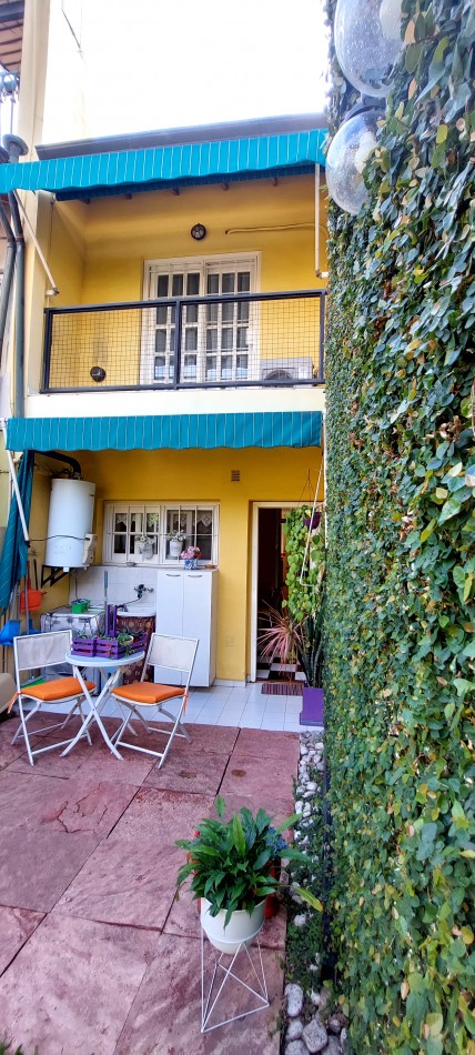 Excepcional triplex 4 ambientes, con patio c/parrilla y entrada de vehiculo