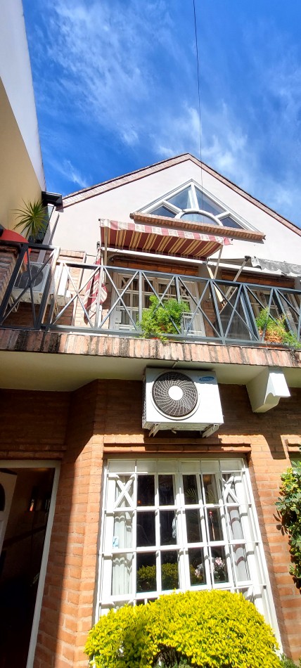 Excepcional triplex 4 ambientes, con patio c/parrilla y entrada de vehiculo