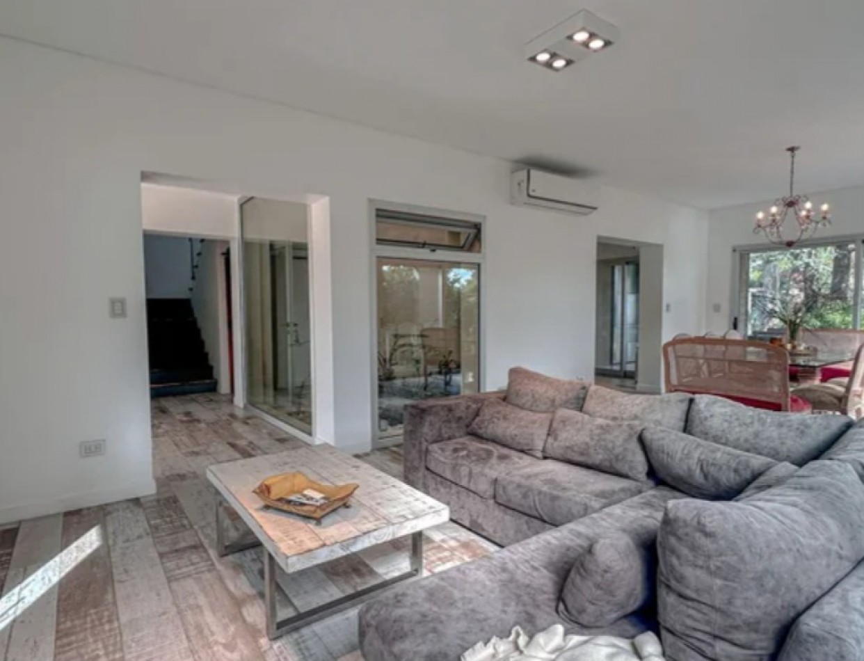 Impresionante casa 6 ambientes con fondo a laguna