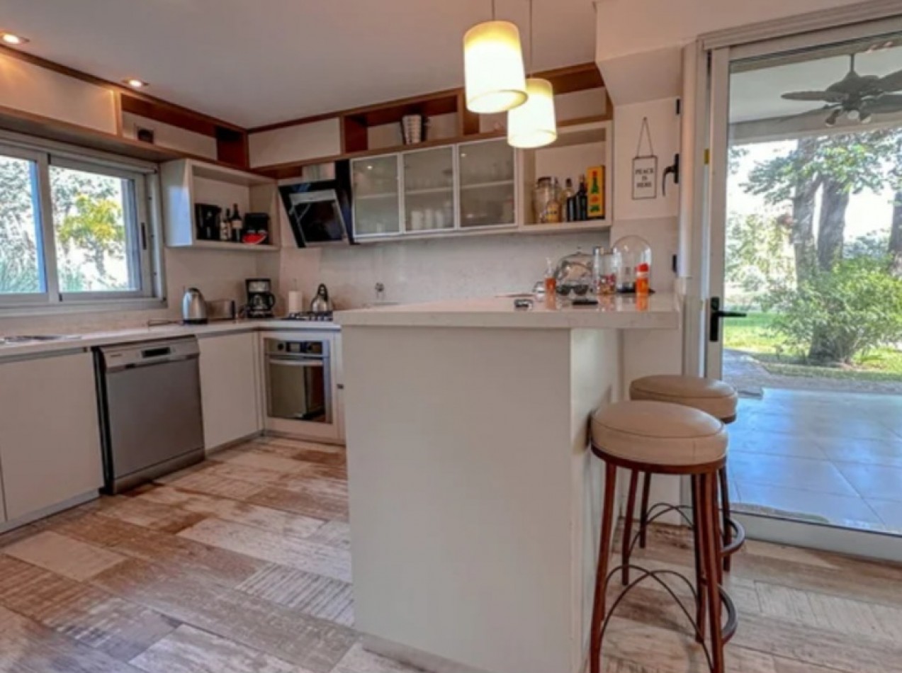 Impresionante casa 6 ambientes con fondo a laguna
