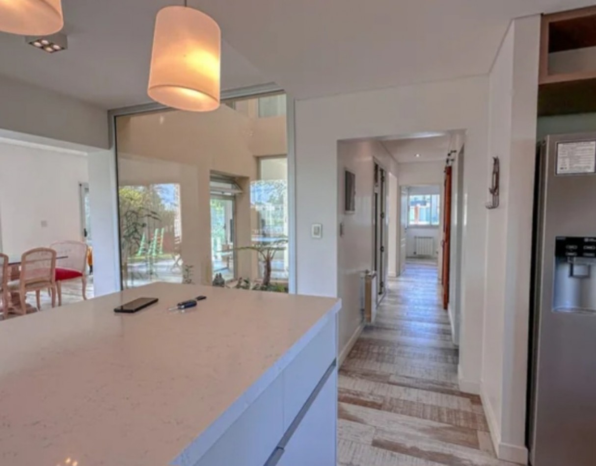 Impresionante casa 6 ambientes con fondo a laguna