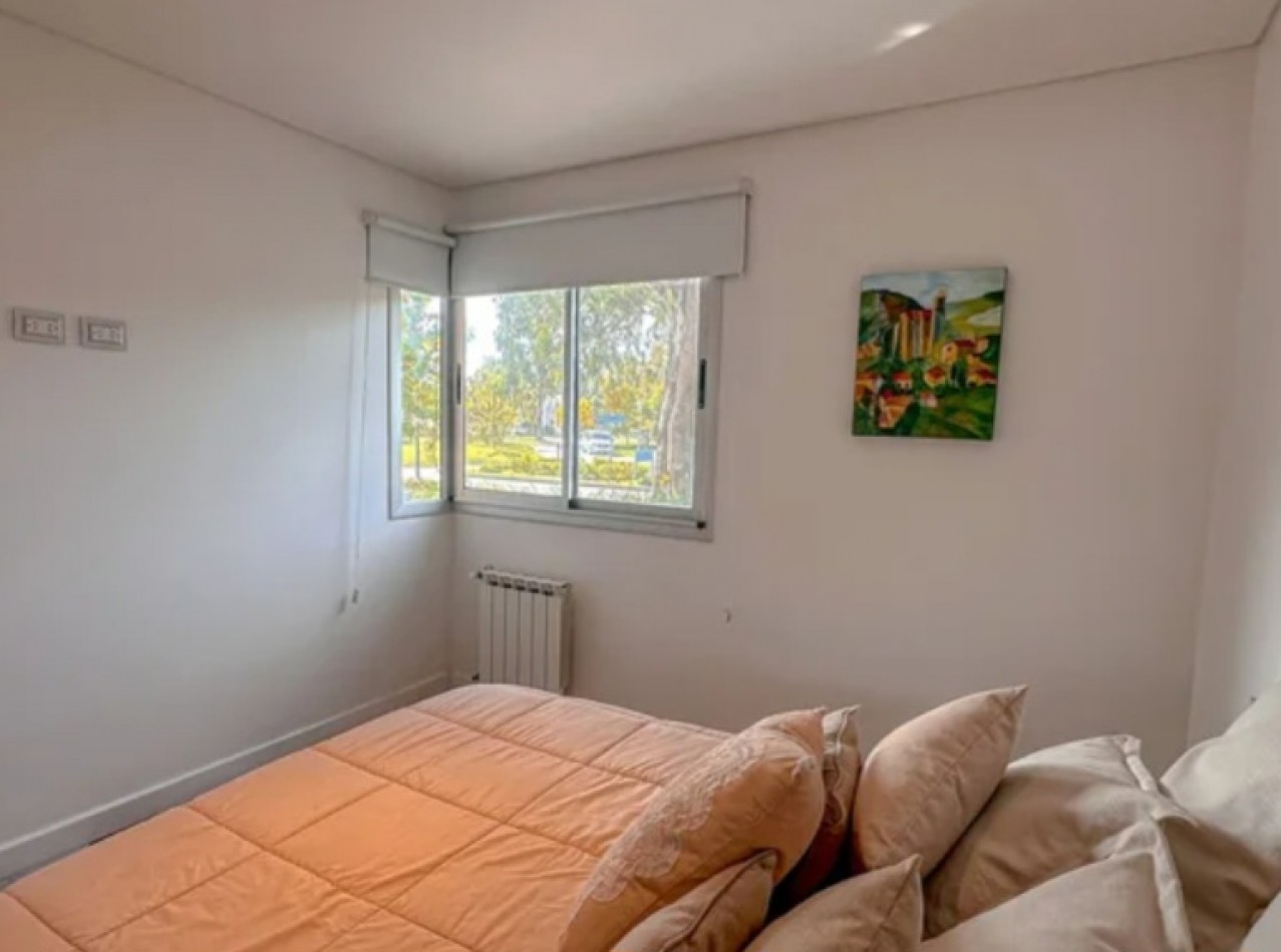 Impresionante casa 6 ambientes con fondo a laguna