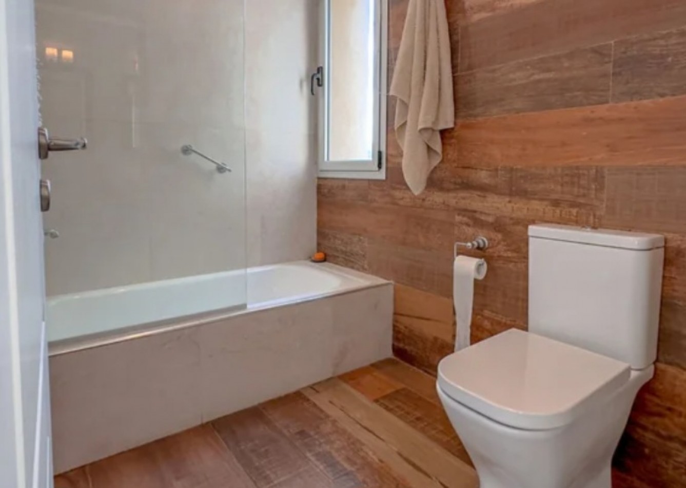 Impresionante casa 6 ambientes con fondo a laguna