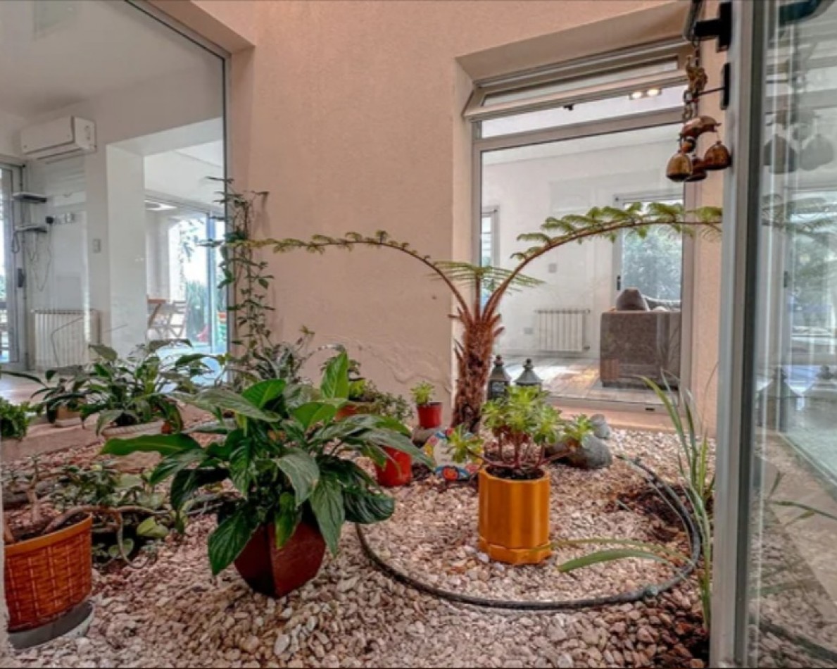 Impresionante casa 6 ambientes con fondo a laguna