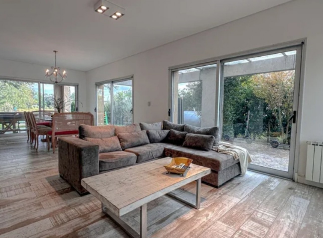 Impresionante casa 6 ambientes con fondo a laguna