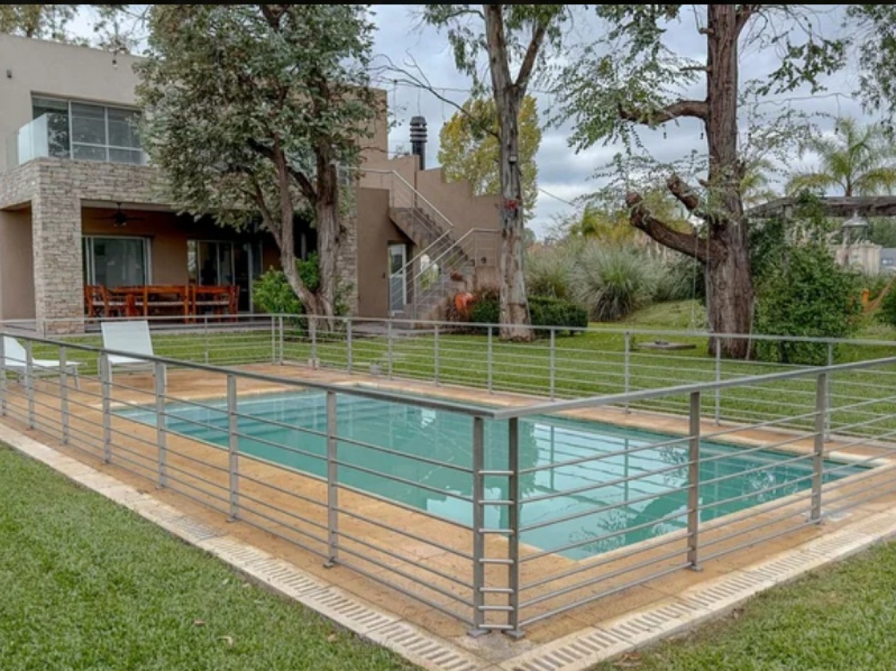 Impresionante casa 6 ambientes con fondo a laguna