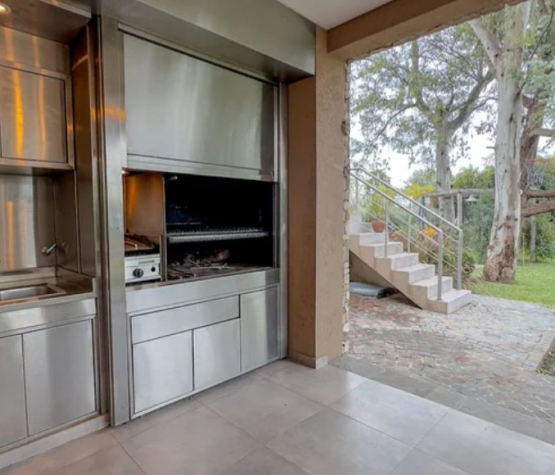Impresionante casa 6 ambientes con fondo a laguna