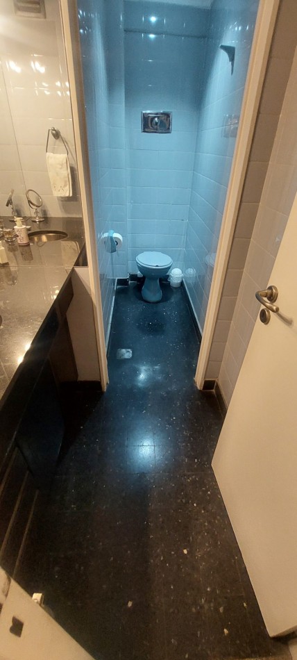 Enorme depto 4 ambientes, con dependencia de servicio y dos balcones.
