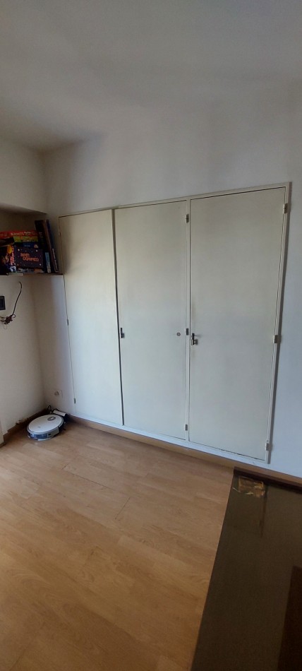 Enorme depto 4 ambientes, con dependencia de servicio y dos balcones.