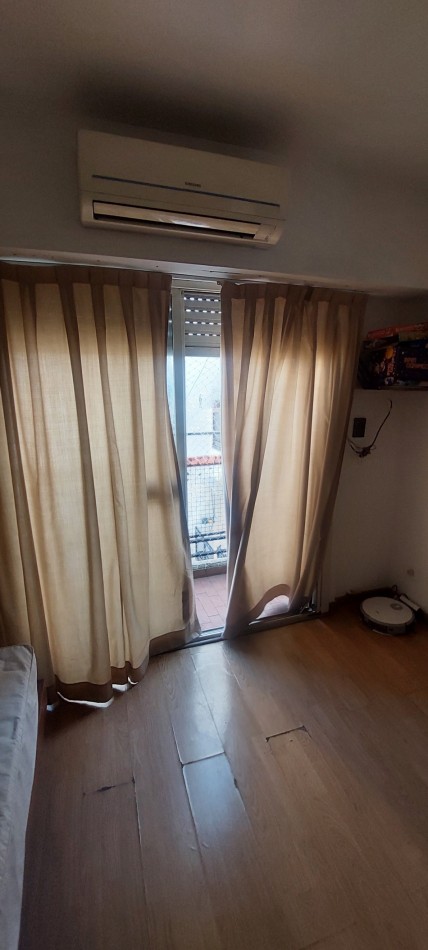Enorme depto 4 ambientes, con dependencia de servicio y dos balcones.
