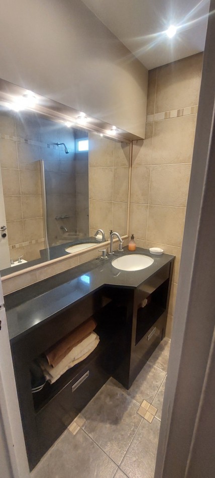 Enorme depto 4 ambientes, con dependencia de servicio y dos balcones.