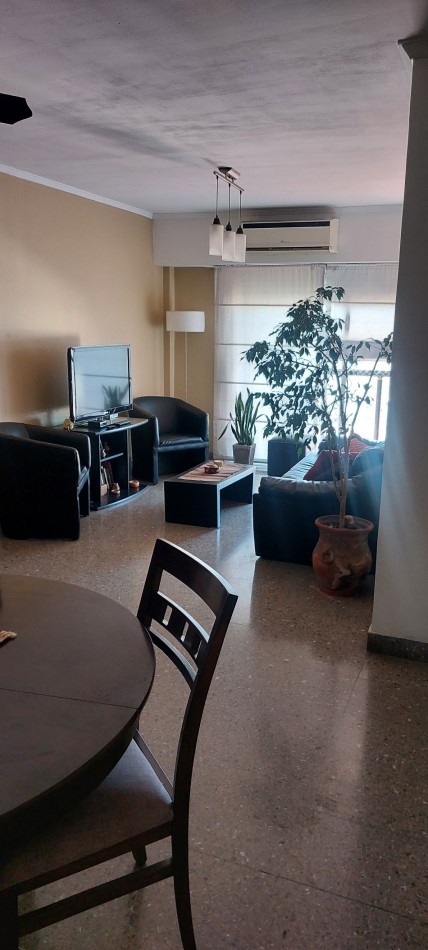 Enorme depto 4 ambientes, con dependencia de servicio y dos balcones.