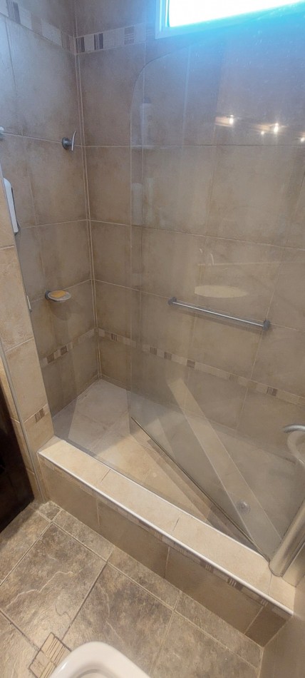 Enorme depto 4 ambientes, con dependencia de servicio y dos balcones.