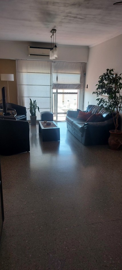 Enorme depto 4 ambientes, con dependencia de servicio y dos balcones.