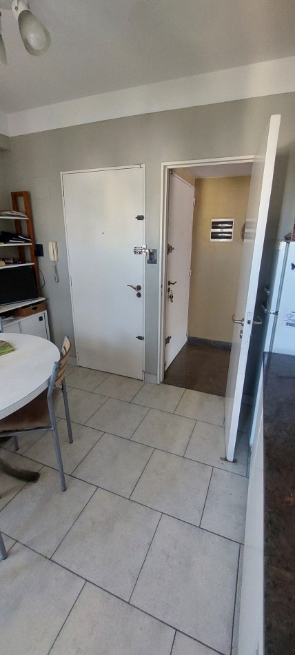 Enorme depto 4 ambientes, con dependencia de servicio y dos balcones.