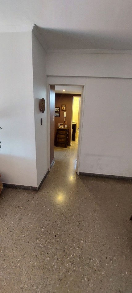 Enorme depto 4 ambientes, con dependencia de servicio y dos balcones.