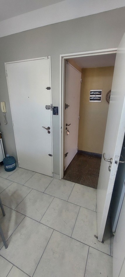 Enorme depto 4 ambientes, con dependencia de servicio y dos balcones.