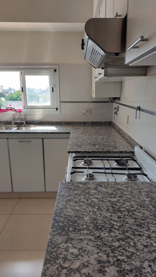 Hermoso 3 ambientes. Con balcon. Cochera opcional