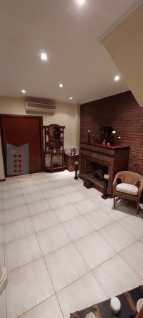 Casa de categoria 6 ambientes con garage, quincho, piscina y patio de invierno.