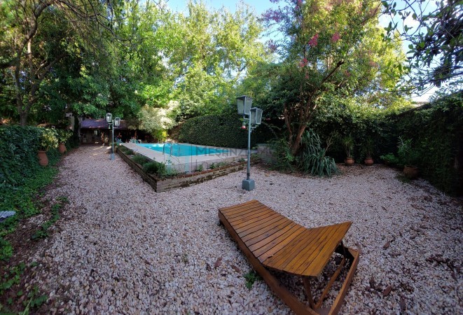 Casa de categoria 6 ambientes con garage, quincho, piscina y patio de invierno.
