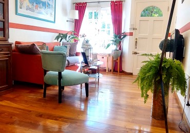Excepcional triplex 4 ambientes, con patio c/parrilla y entrada de vehiculo