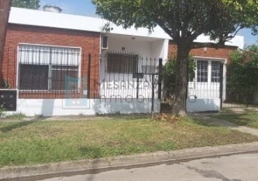 Casa 4 ambientes en Longchamps con garage y fondo libre. Oportunidad !!!
