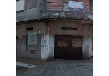 Casa 4 ambientes, con local, garage y terraza transitable. Lanus Oeste